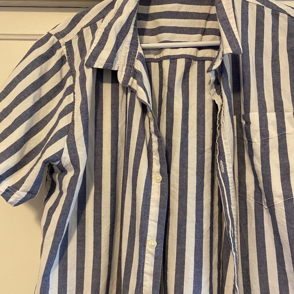 Women’s short sleeve button up